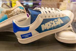 Adidas Schuhe für ein Gewinnspiel ausgestellt: Sneakers Ultimate Ears mit "MEGA" Schriftzug im Graffiti-Look