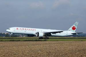 Air-Canada startet vom Rollfeld auf dem Flughafen Amsterdam Schiphol