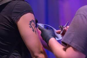 Airbrush tattoo of a Protoss sign at Blizzard booth