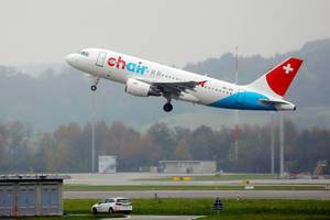 Airbus A319 Flugzeug von Chair Airlines startet vom Flughafen Zürich, HB-JOG