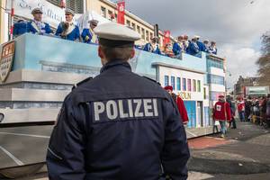 Airport Köln Wagen und ein Polizeibeamter im Vordergrund - Kölner Karneval 2018