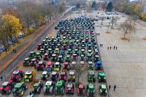 Aktionstag der Landwirte: Bauern demonstrieren mit Traktorkonvoi in deutschen Innenstädten gegen Umweltschutzpolitik