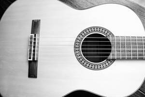 Akustische Gitarre in schwarz-weiß