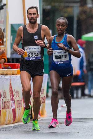 Alemu Kebede Megertu auf der Strecke beim Frankfurter Marathon 2019 und kommt als zweite ins Ziel