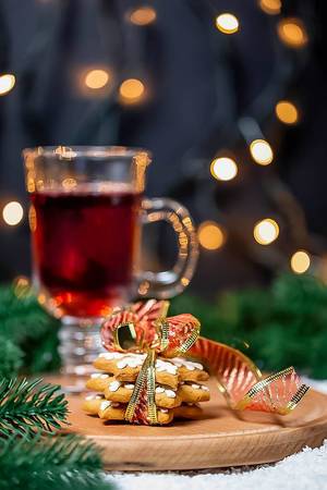 Alkoholhaltiges Heißgetränk zur Adventszeit auf dem Weihnachtsmarkt, mit Gebäck