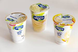 Alpro Sojajoghurt in verschiedenen Geschmacksrichtungen wie Skyr Style Vanille und Mango, mit vielen Proteinen für eine gesunde, vegane Ernährung