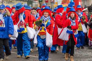 Als Clowns verkleidet beim Rosenmontagszug - Kölner Karneval 2018