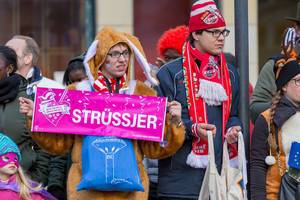 Als Häschen verkleideter Mann hält T-Mobile Werbung in Händen - Kölner Karneval 2018