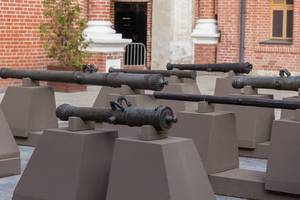 Alte Kanonen beim Artilleriyskiy Dvor Gim in Moskau