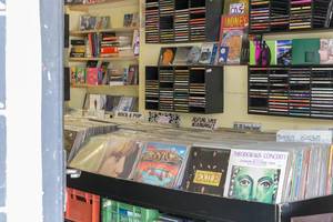 Alte Schallplatten und CDs in einem Geschäft in Wien