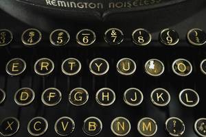 Alte Schreibmaschinen-Knöpfe in gelb auf schwarz