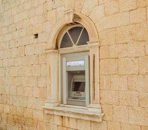 Alter Geldautomat an einer Außenwand