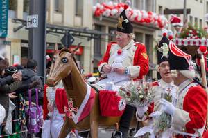 Älteres Mitglied der Roten Funken auf einer Pferdeattrappe - Kölner Karneval 2018