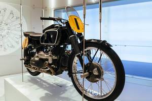 Altes BMW Motorrad auf Display im BMW Museum München