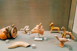 Altgriechische Tier-Figuren aus Ton, ausgestellt im neuen Akropolismuseum