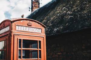 Altmodische rote Telefonkabine. Ländliche Gegend in England