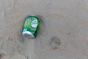 Am Strand liegen gelassene Bierdose zeigt Umweltverschmutzung