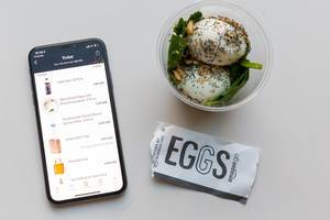 Amazon-Go Smartphone App benutzen und gekochte Eier mit Salatblättern und Gewürzen im Laden kaufen