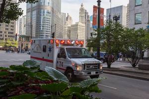 Ambulanz und Rettungsdienst unterwegs in der Innenstadt von Chicago