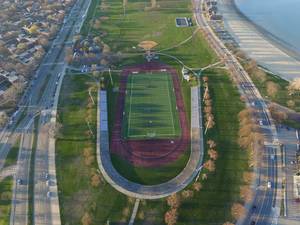 American-Football-Spielfeld aus der Vogelperspektive (Drohnenfoto) in Boston, USA