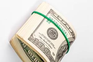 Amerikanisches Geld mit elastischem Gummiband verbunden, vor weißem Hintergrund
