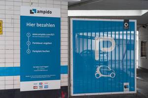 Ampido Digitale Parkplatzbuchung Erklärungsplakat im Parkhaus