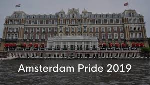 Amstelhotel am Ufer der Amstel, mit dem Bildtitel Amsterdam Pride 2019, dem Namen des niederländischen LGBT Festivals