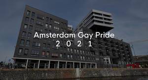 Amsterdam Gay Pride 2021 Bildtitel auf einem architektonischem Gebäude am Wasser