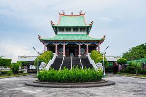 An old Chinese temple in the middle of Bacolod