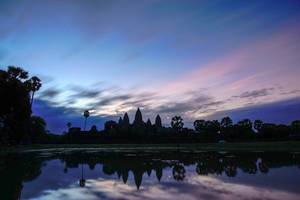 Angkor Wat - Sonnenaufgang mit Reflektionen im Wasser in Siem Reap