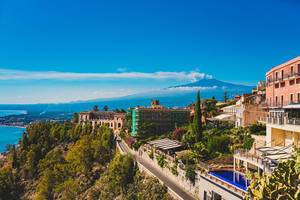 Ansicht vom Ätna aus der sizilianischen Küstenstadt Taormina