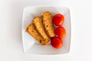 Ansicht von oben auf geschnittene Scheiben Tofu "Rosso" als Fleischersatz für ein veganes, gesundes Mittagessen