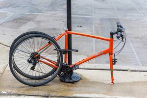 Anti-Diebstahl-Ideen in Chicago: Fuji Fahrrad an einem Pfosten ohne Sattel und mit beiden Felgen angekettet