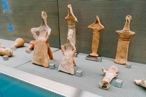 Antike griechische Figuren, ausgestellt im Akropolismuseum