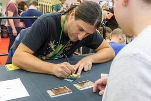 Antoine Bauza, Gamedesigner signs playing cards for fans