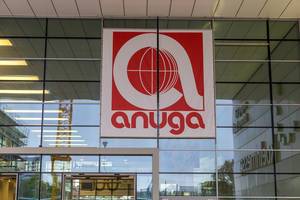 Anuga Banner mit Logo an der Glasfront der Kölnmesse