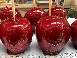 Äpfel mit roter Zuckerglasur