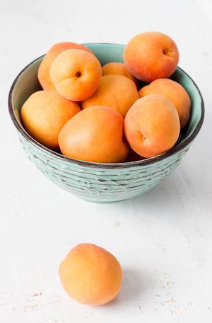 Apricots in a bowl / Aprikosen