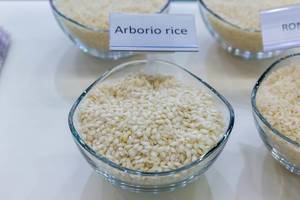 Arborio Reis roh in einer Schale neben verschiedenen weiteren Reissorten