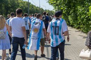 Argentinian soccer fans marching towards the stadium