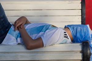 Argentinischer Fußballfan schläft auf einer Bank
