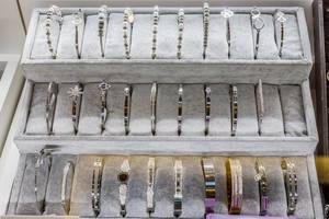Armbänder in einer Vitrine eines Schaufensters eines Juweliers
