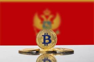 Arrangement aus vier Bitcoins vor der Staatsflagge von Montenegro