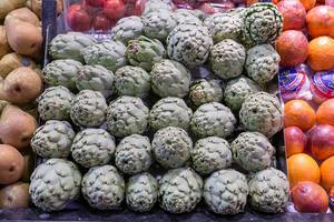 Artischocken am Obst und Gemüsestand in den Markthallen Mercat de la Boqueria an der La Rambla Promenade in Barcelona, Spanien