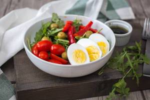 Arugula Salad with Eggs, tomato, pepper and Olive