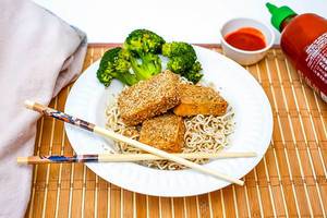 Asia-Mittagessen für eine vegane Ernährung, mit Essstäbchen