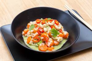 Asiatisches Risotto mit Gemüse, Pesto, Cashew-Nüssen und Chili