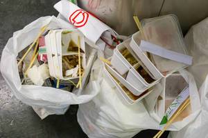 Asiatisches To-go fast food Müll auf dem Boden