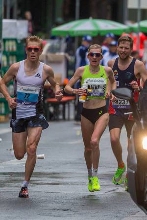 ASICS front runner Katha Steinruck umgeben von männlichen Athleten beim Frankfurt Marathon und knackt ihre Bestzeit