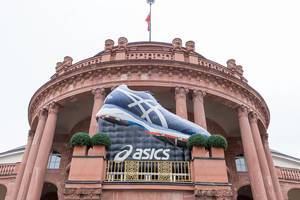 Asics Werbung zum Marathon in Frankfurt - aufgeblasener Laufschuh